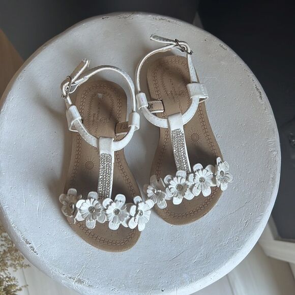 Girl Size 8 white strappy Sandals leather floral Adrienne Vittadini - Picture 1 of 7